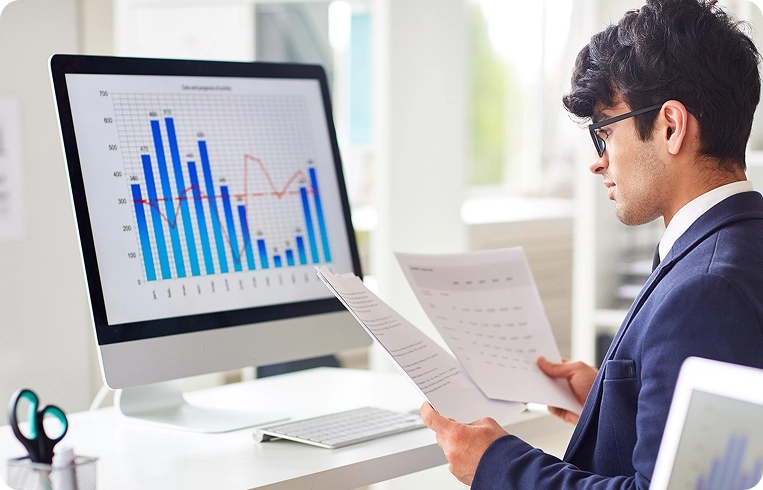 Man reviewing master data analytics on a computer for SAP S/4HANA and SAP BNAC integration